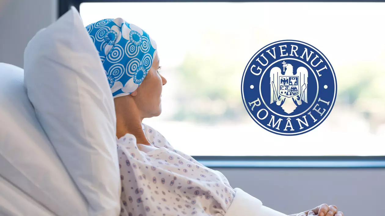 in poza se observa o femeie care sta pe un pat de spital langa geam. ea poarta o boneta albastra pe cap si un halat alb de spital cu floricele