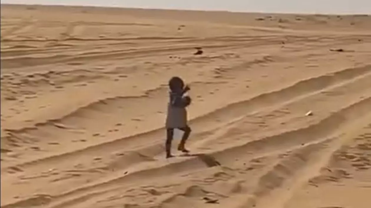 Un copil de 5 ani a fost abandonat în mijlocul deșertului Sahara