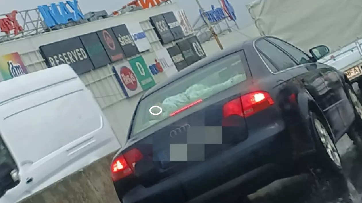 Copil fotografiat întins sub luneta mașinii, în timpul mersului, la Timișoara: „Ce se întâmpla la o frână bruscă?!”