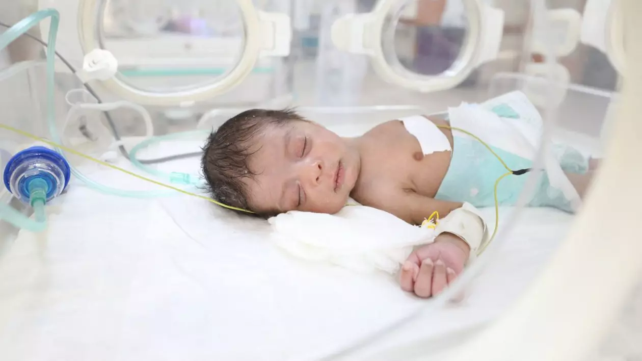 Copil nou-nascut în incubator la spital