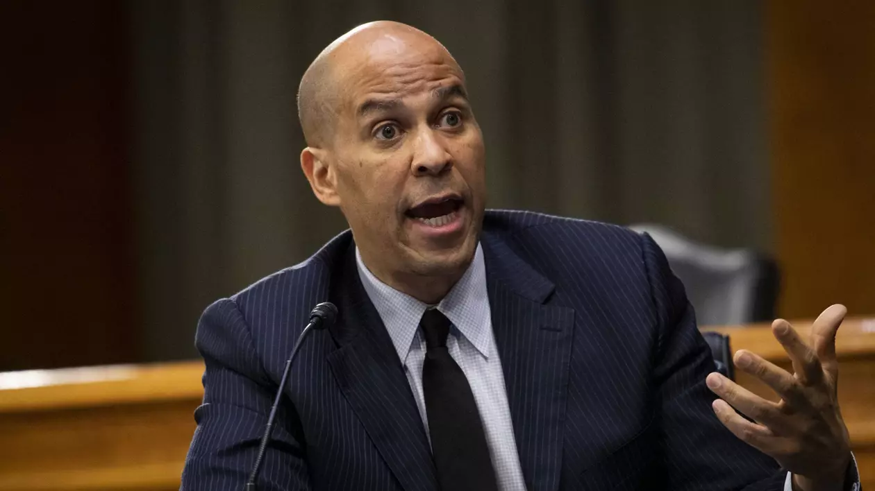 Senatorul democrat Cory Booker surprins în timp ce vorbește la microfon