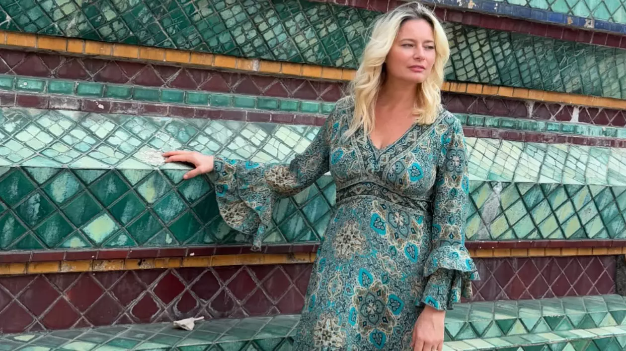 Laura Cosoi, în costum de baie pe plaja din Portugalia. Cum arată vedeta după cele patru nașteri. Fanii au fost surprinși
