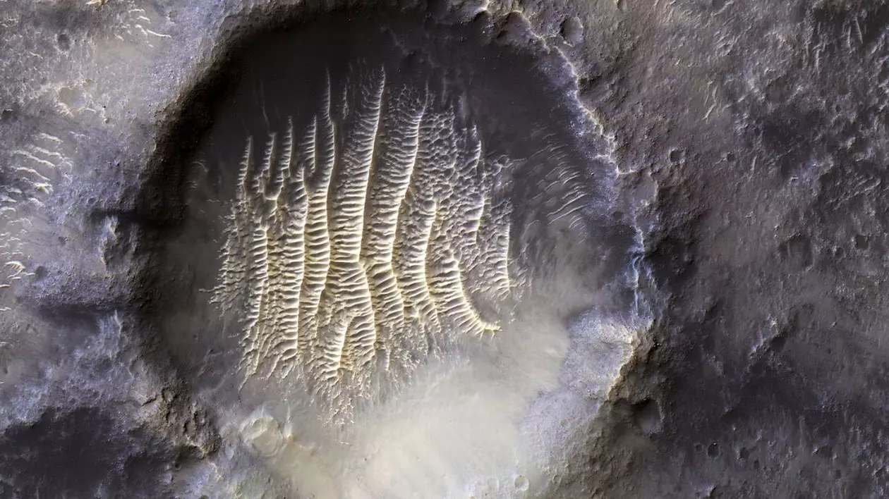 crater pe planeta marte