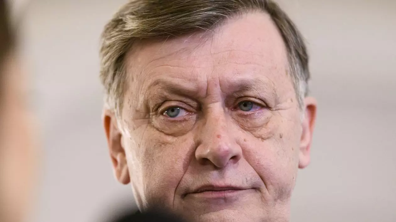 Prim plan cu Crin Antonescu, candidatul coaliției de guvernare la alegerile prezidențiale din 4 mai 2025