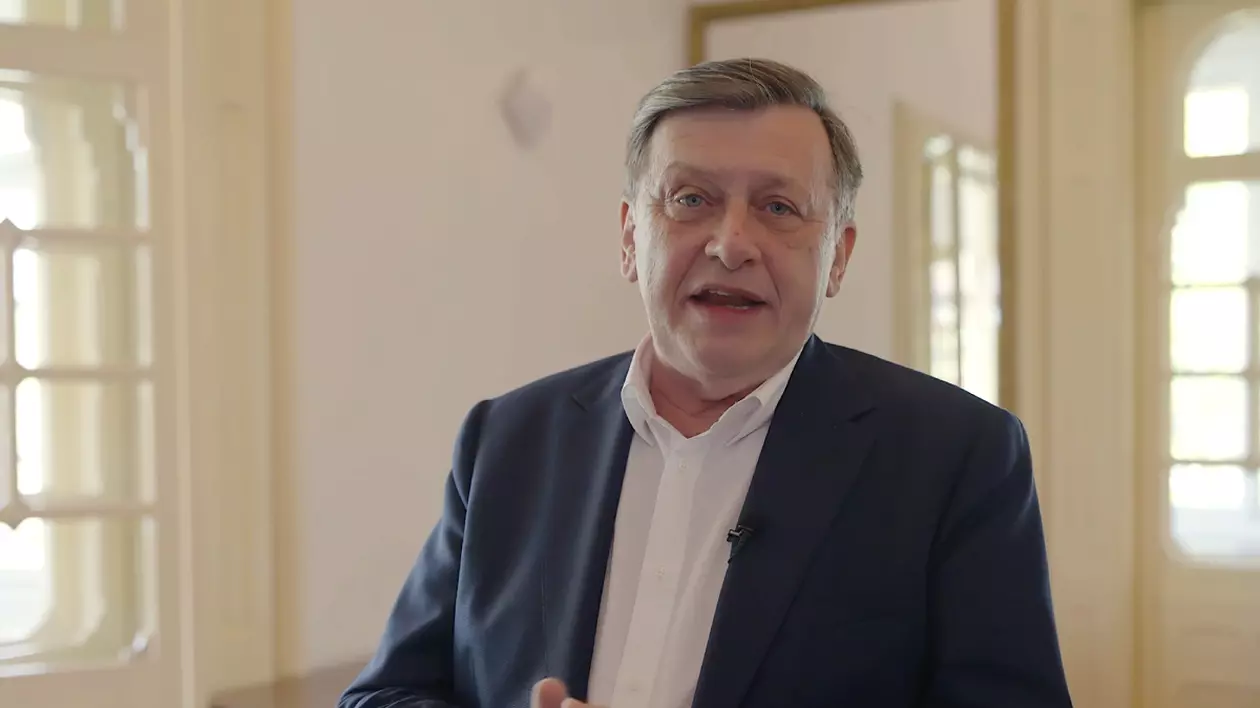 Crin Antonescu, candidat la alegerile prezidențiale 2025, vorbește în timpul unui interviu acordat pentru Libertatea. Este îmbrăcat cu un sacou bleumarin și o cămașă albă.