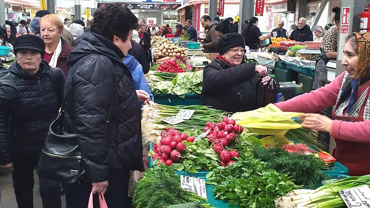 E balamuc în piețe, lumea cumpără miel și legume proaspete pentru Paște