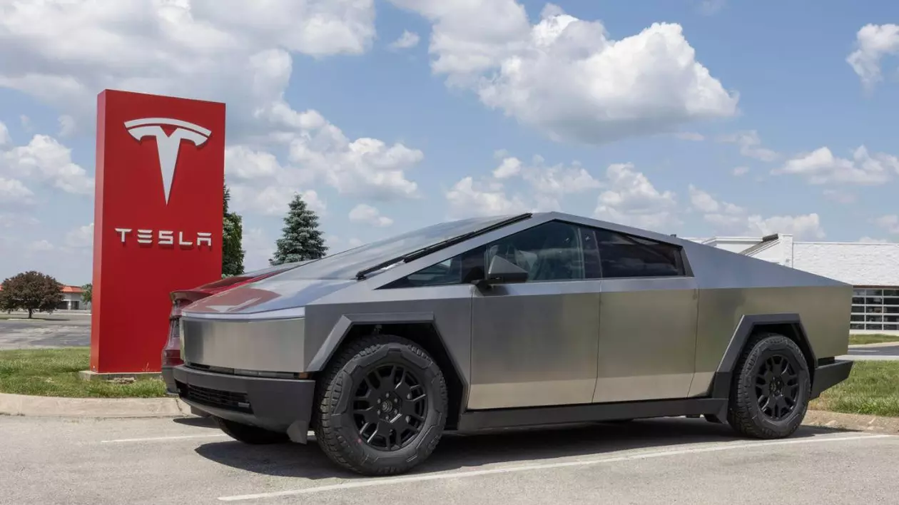 Tesla Cybertruck expus la o reprezentanță în Indianapolis