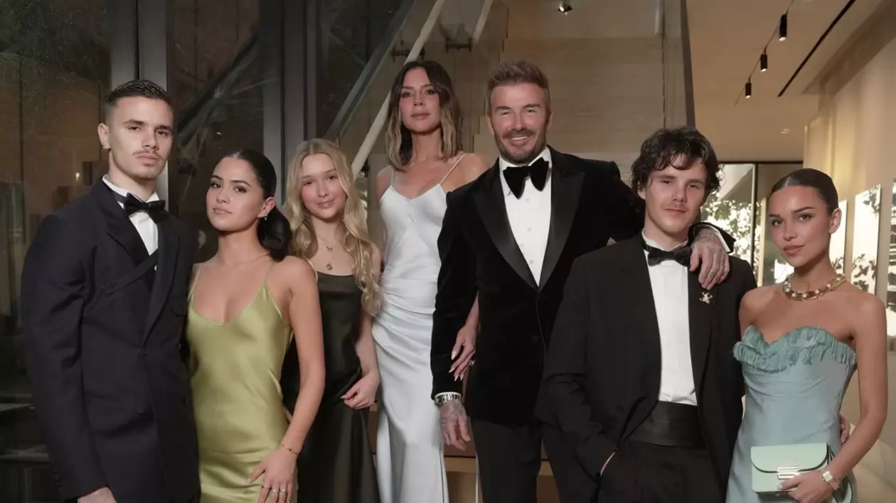 David Beckham, soția Victoria, fiica lor, băieții lor și iubitele lor