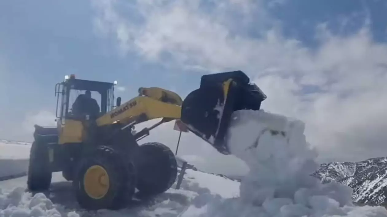 Transalpina, închisă temporar pentru deszăpezire. Drumarii lucrează cu autofreze de mare capacitate I VIDEO