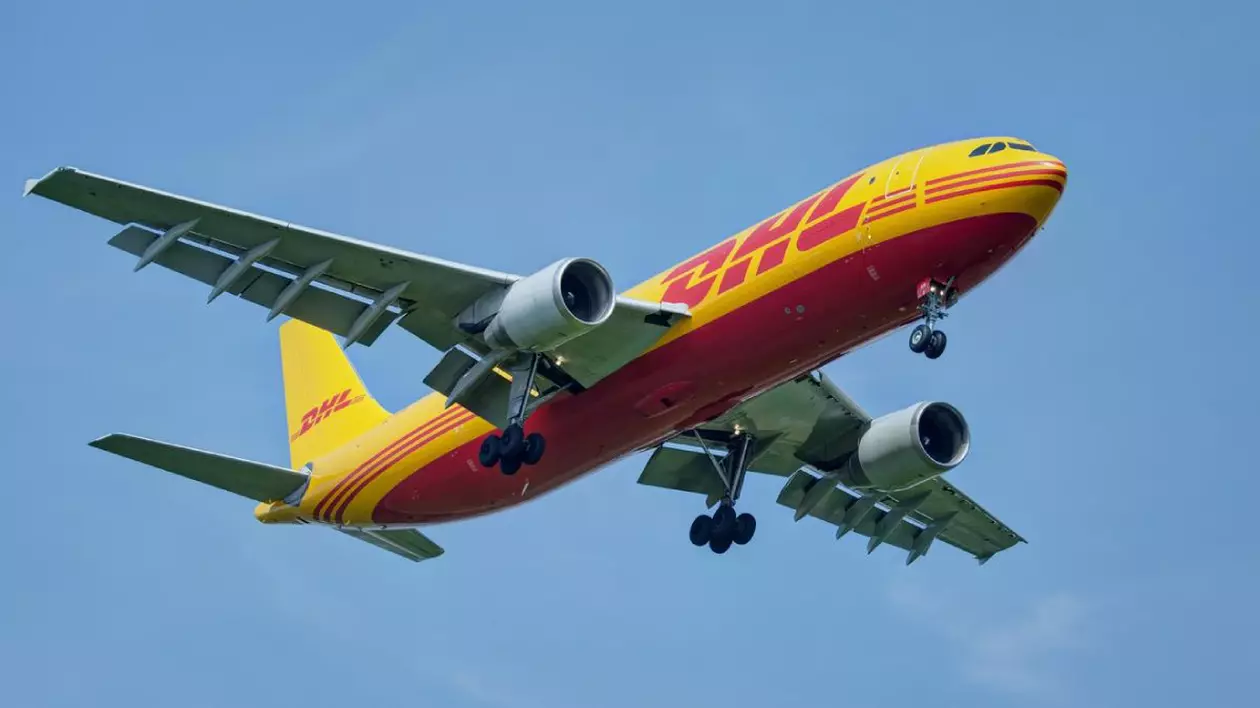 DHL Express Airbus a300F D-AEAM aterizează pe aeroportul Londra-Heathrow LHR
