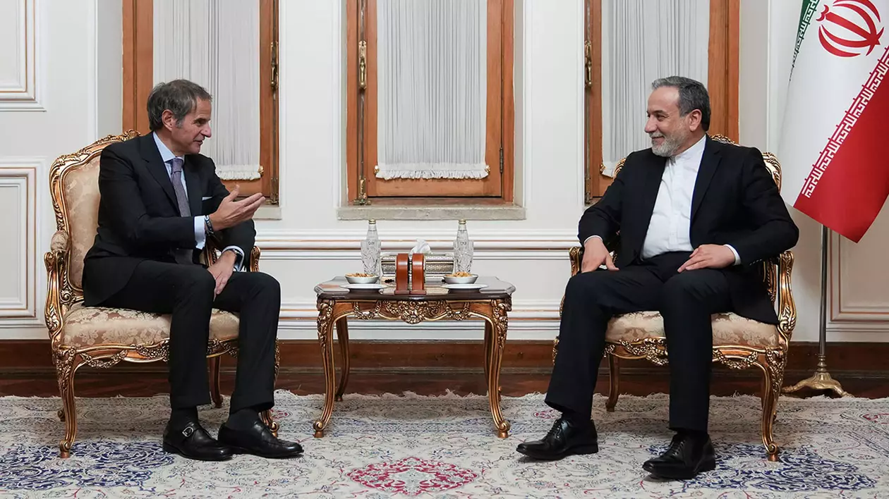17 aprilie 2025, Iran, Teheran: Directorul general al Agenției Internaționale pentru Energie Atomică (AIEA) Rafael Grossi (L) se întâlnește cu ministrul iranian de externe Abbas Araghchi.