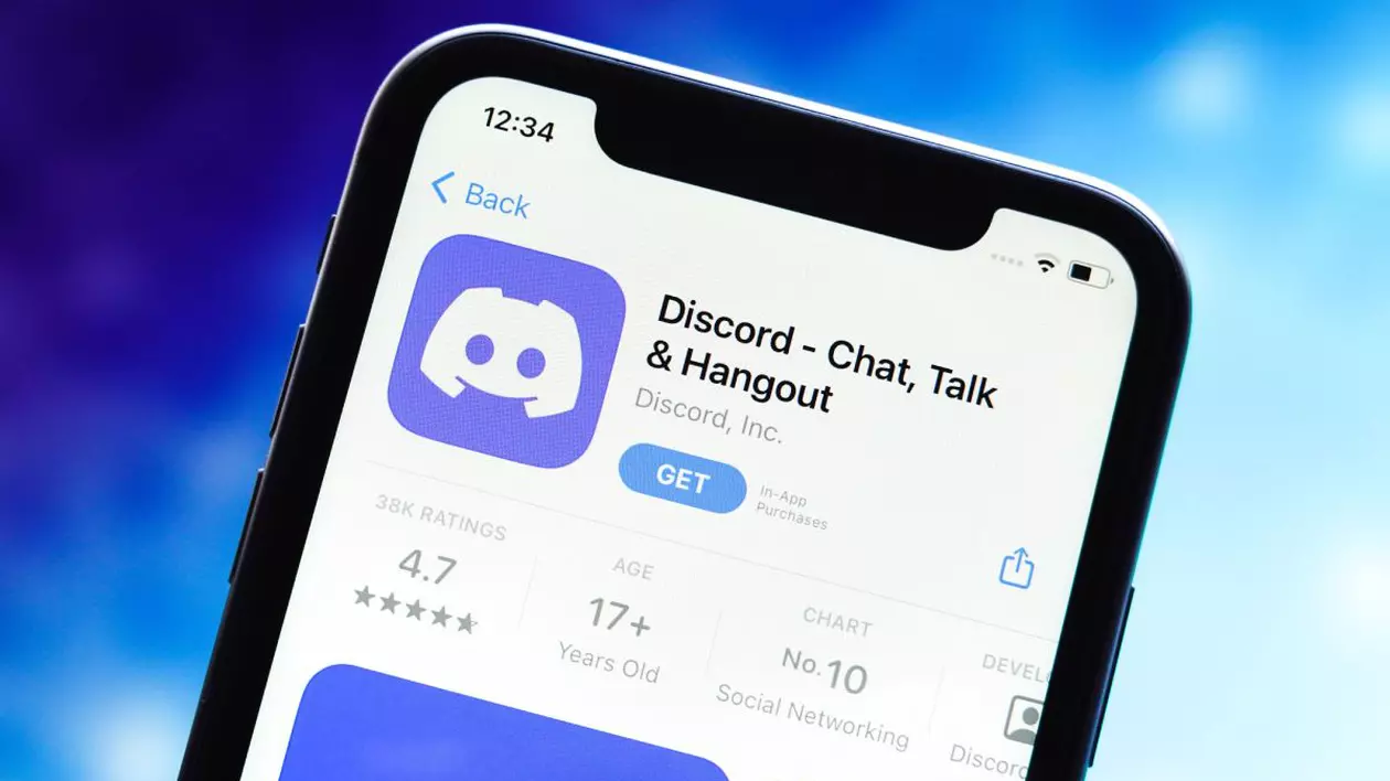 Pagina aplicației Discord, deschisă în magazinul AppStore pe un iPhone 13.