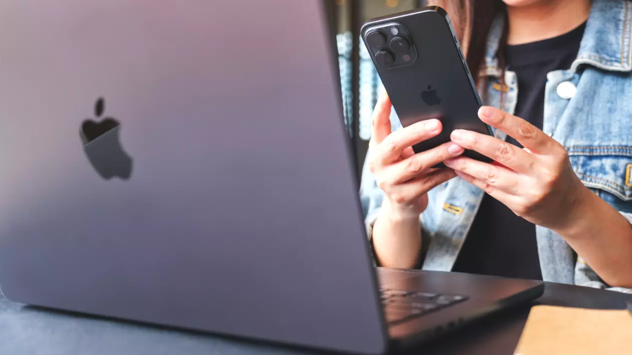 În imagine sunt ilustrate un laptop și un telefon Apple