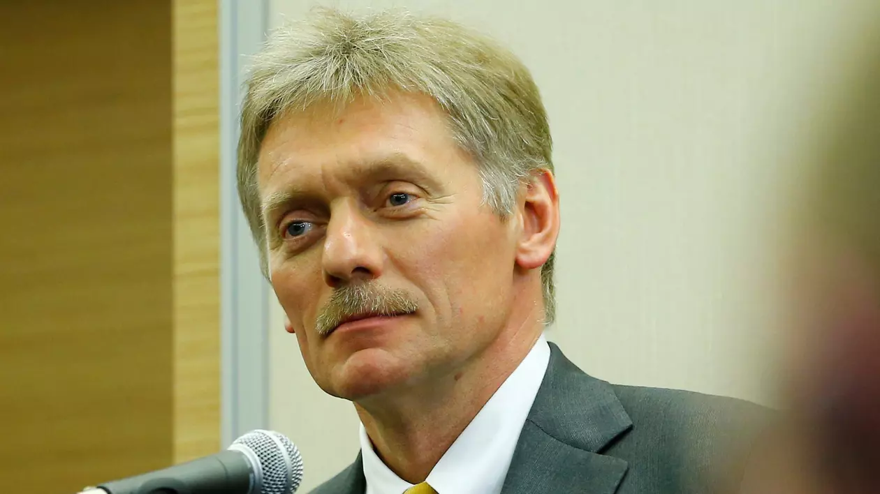 Dmitri Peskov surprins în fața unui microfon