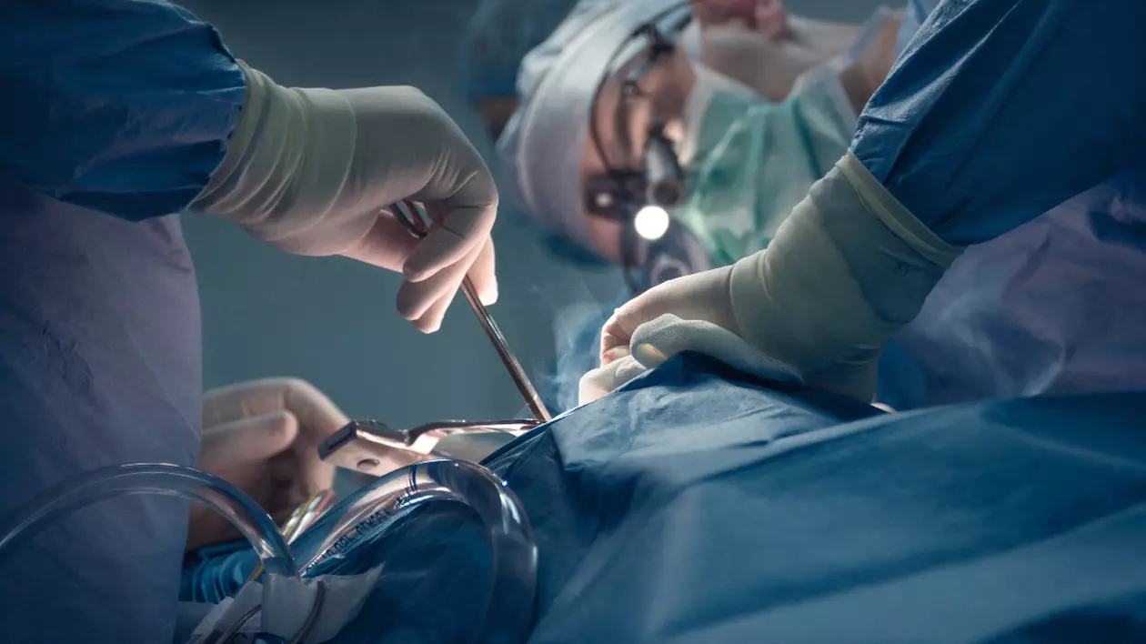 În imagine sunt ilustrați mai mulți doctori aflați în timpul unei operații