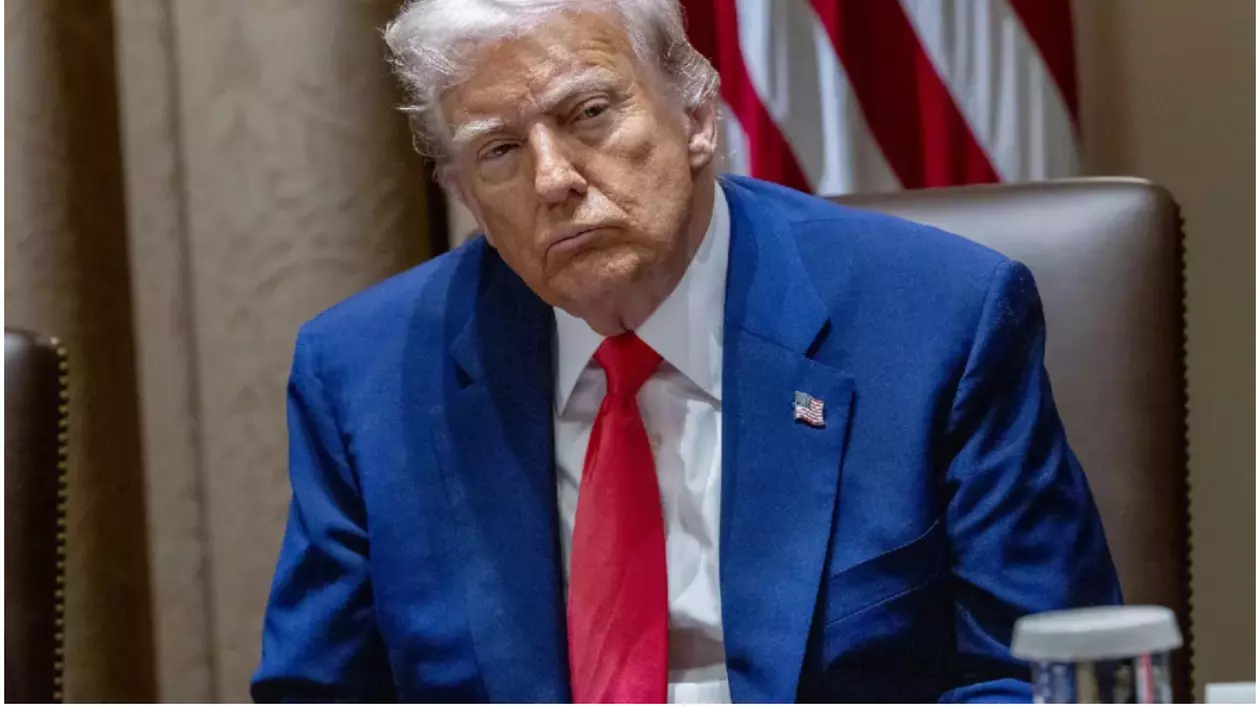 În imagine este ilustrat Donald Trump, îmbrăcat în sacou albastru, cămașă albă și cravată roșie