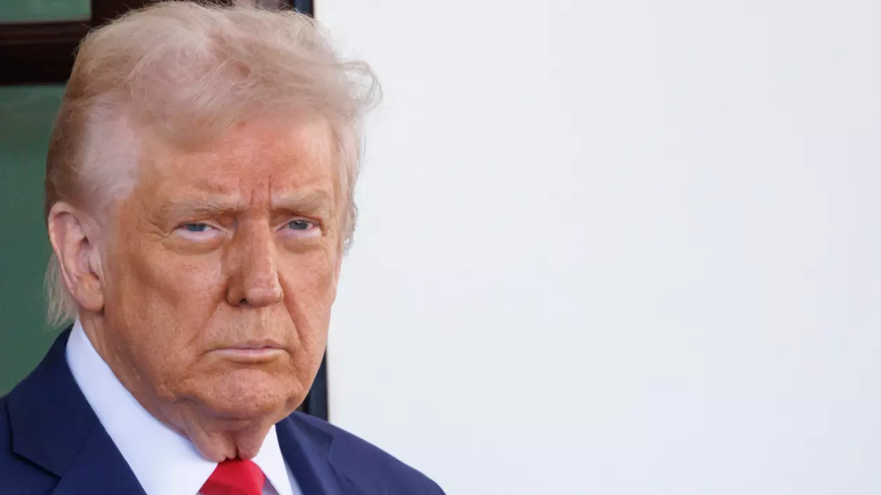 În imagine este ilustrat Donald Trump, îmbrăcat în sacou albastru închis, cămașă albă și cravată roșie