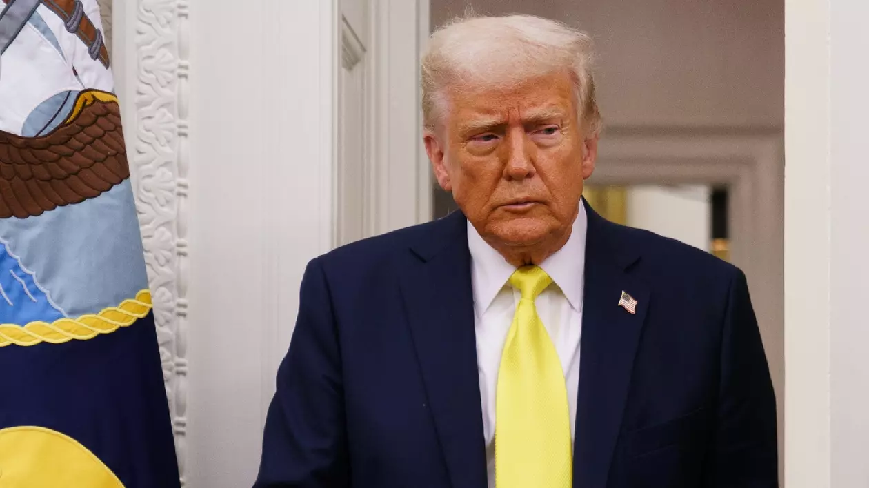 Președintele SUA, Donald Trump, îmbrăcat într-un costum albastru cu o cămașă albă și o cravată galbenă