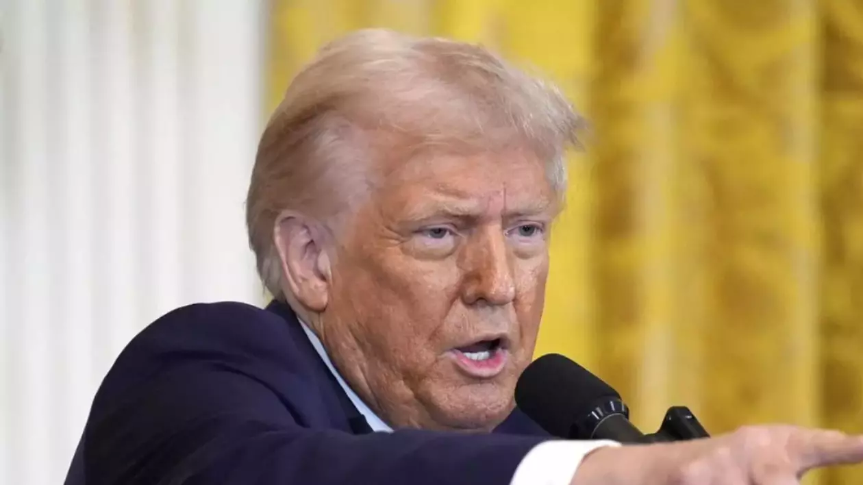 În imagine este ilustrat Donald Trump, îmbrăcat în costum negru și cămașă albă. Acesta vorbește la microfon