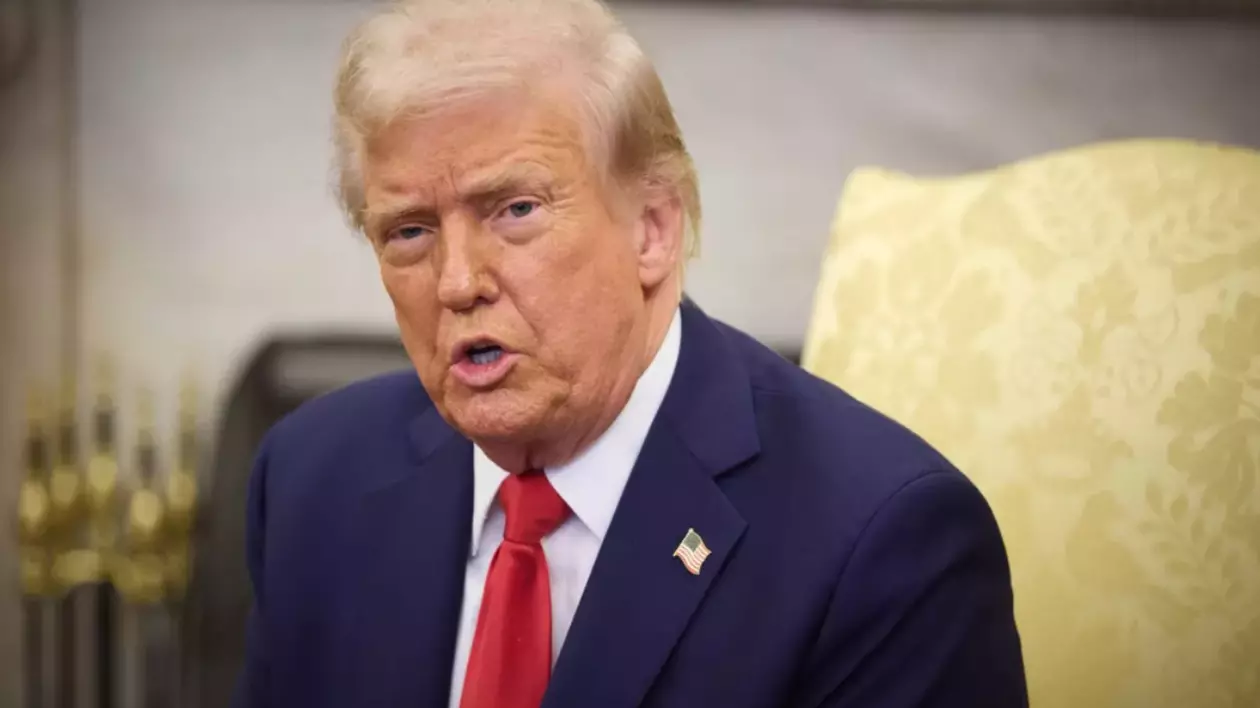 În imagine este ilustrat Donald Trump, îmbrăcat în sacou albastru închis, cămașă albă și cravată roșie, în timp ce vorbește