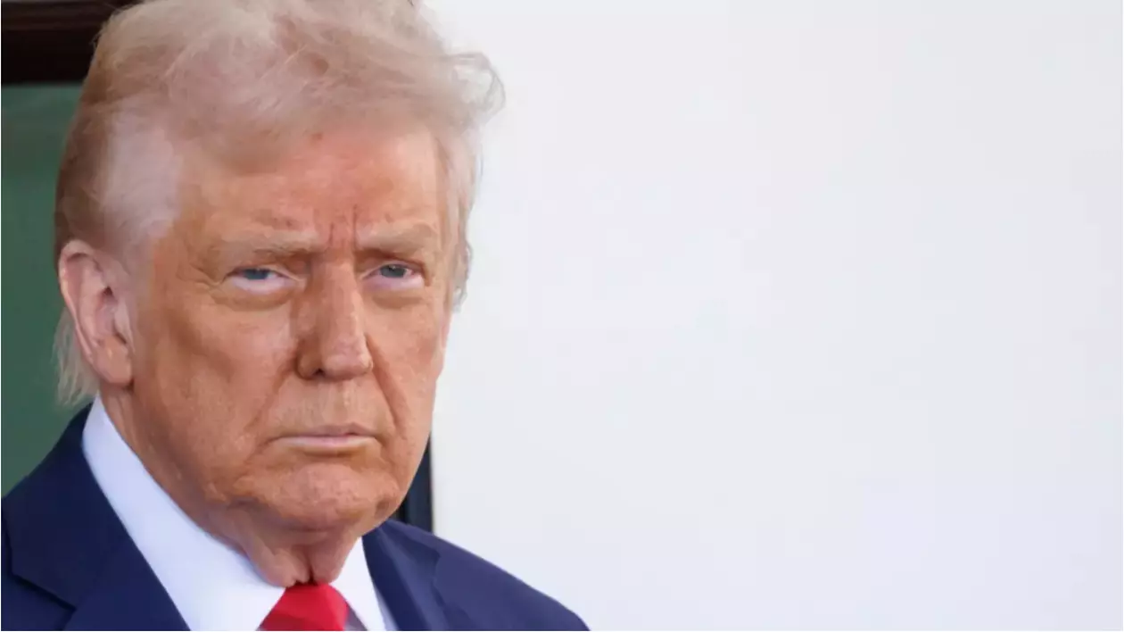 În imagine este ilustrat Donald Trump, îmbrăcat în sacou albastru închis, cămașă albă și cravată roșie