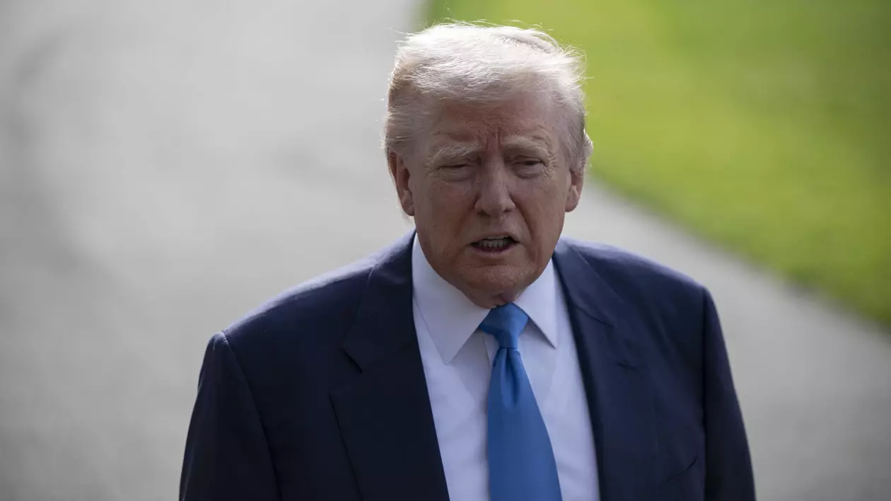 Donald Trump surprins afară, înainte de a pleca spre Vatican pentru a participa la funeraliile Papei Francisc, pe 26 aprilie 2025.