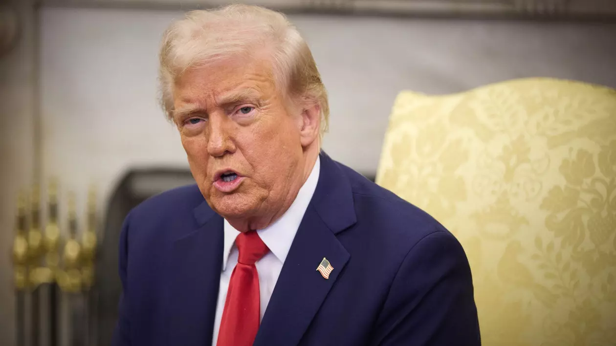 Donald Trump surprins în timp ce face declarații în fața jurnaliștilor prezenți la Casa Albă, 28 februarie 2025.