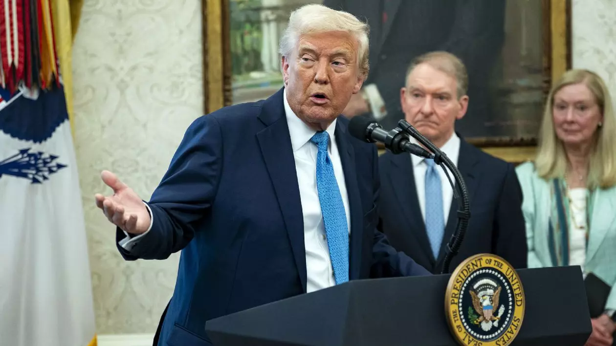 Donald Trump în fața unui pupitru, pe care scrie Președintele Statelor Unite ale Americii, îmbrăcat într-un costum bleumarin, cămasa alba si cravata bleu, gesticulează. Donald Trump, vorbește în timpul ceremoniei de depunere a jurământului de către Paul Atkins în calitate de președinte al Securities and Exchange Commission în Biroul Oval al Casei Albe din Washington, DC, marți, 22 aprilie 2025