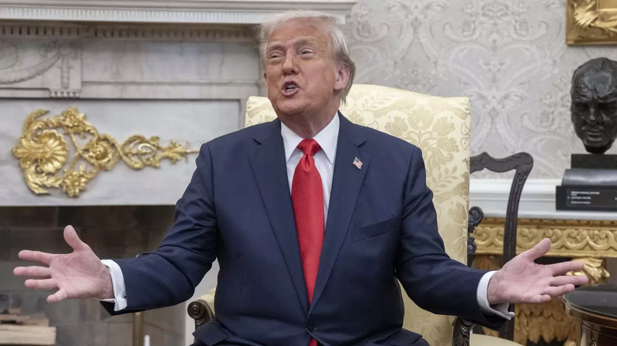 Președintele SUA, Donald Trump, se întâlnește cu prim-ministrul Republicii El Salvador, Nayib Bukele, în Biroul Oval de la Casa Albă din Washington, DC, și face un gest cu ambele mâini deschise, luni, 14 aprilie 2025.