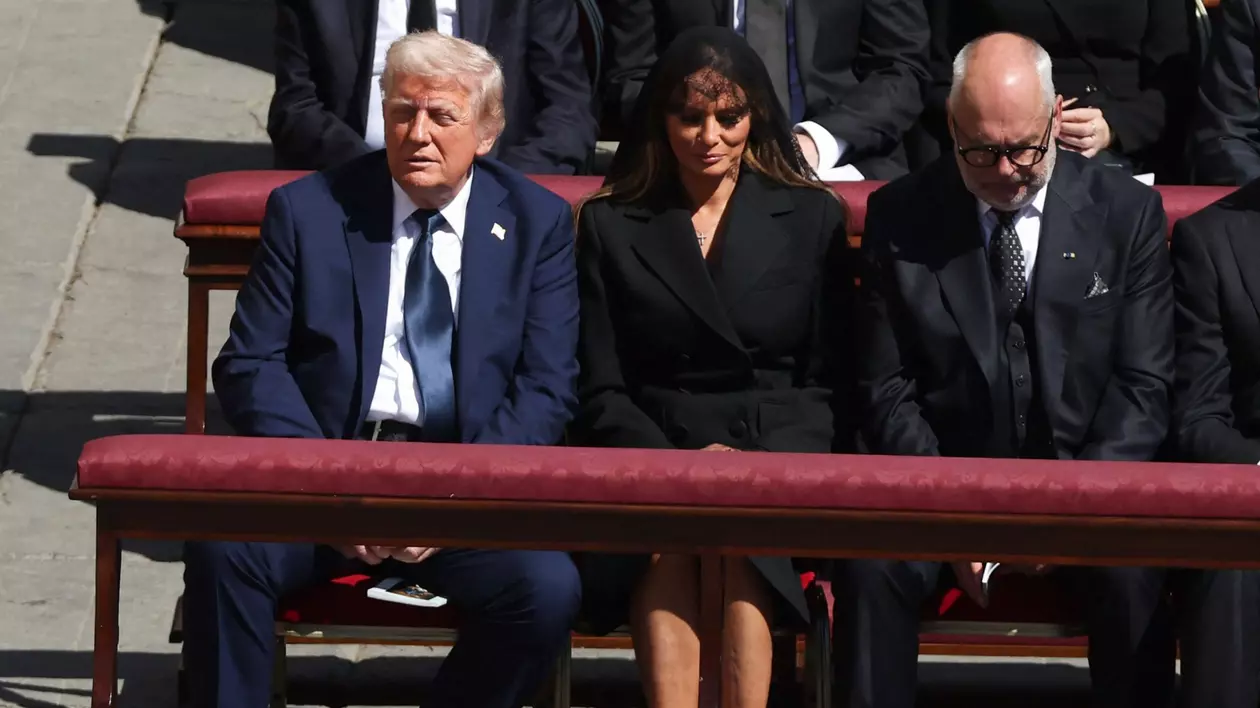 Poză cu Donald Trump (stânga) și Melania Trump (dreapta) la înmormântarea Papei Francisc, care a avut loc sâmbătă, 26 aprilie.