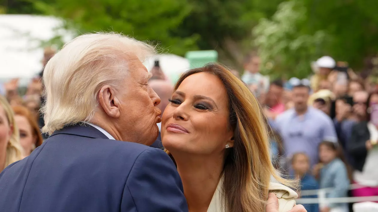 Donald Trump (stânga) surprins în timp ce o sărută pe obraz pe Melania Trump (dreapta) în timpul evenimentului anual de la Casa Albă „Egg Roll”, pe 21 aprilie 2025.
