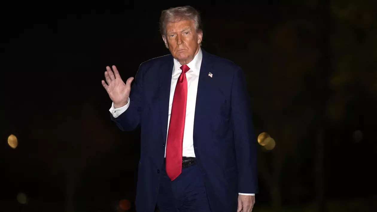 Donald Trump surprins duminică, 30 martie, la Casa Albă, după ce a revenit din Florida.