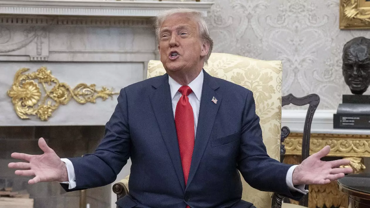 Președintele american Donald Trump se întâlnește cu prim-ministrul Republicii El Salvador Nayib Bukele în Biroul Oval de la Casa Albă din Washington, DC, luni, 14 aprilie 2025. Trump îmbrăcat în costum bleumarin, cămașă albă și cravată roșie