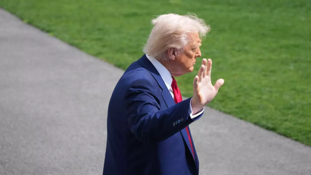 Președintele american Donald Trump pleacă și face cu mâna, după ce a vorbit cu presa la Casa Albă, 3 aprilie 2025, SUA, Washington
