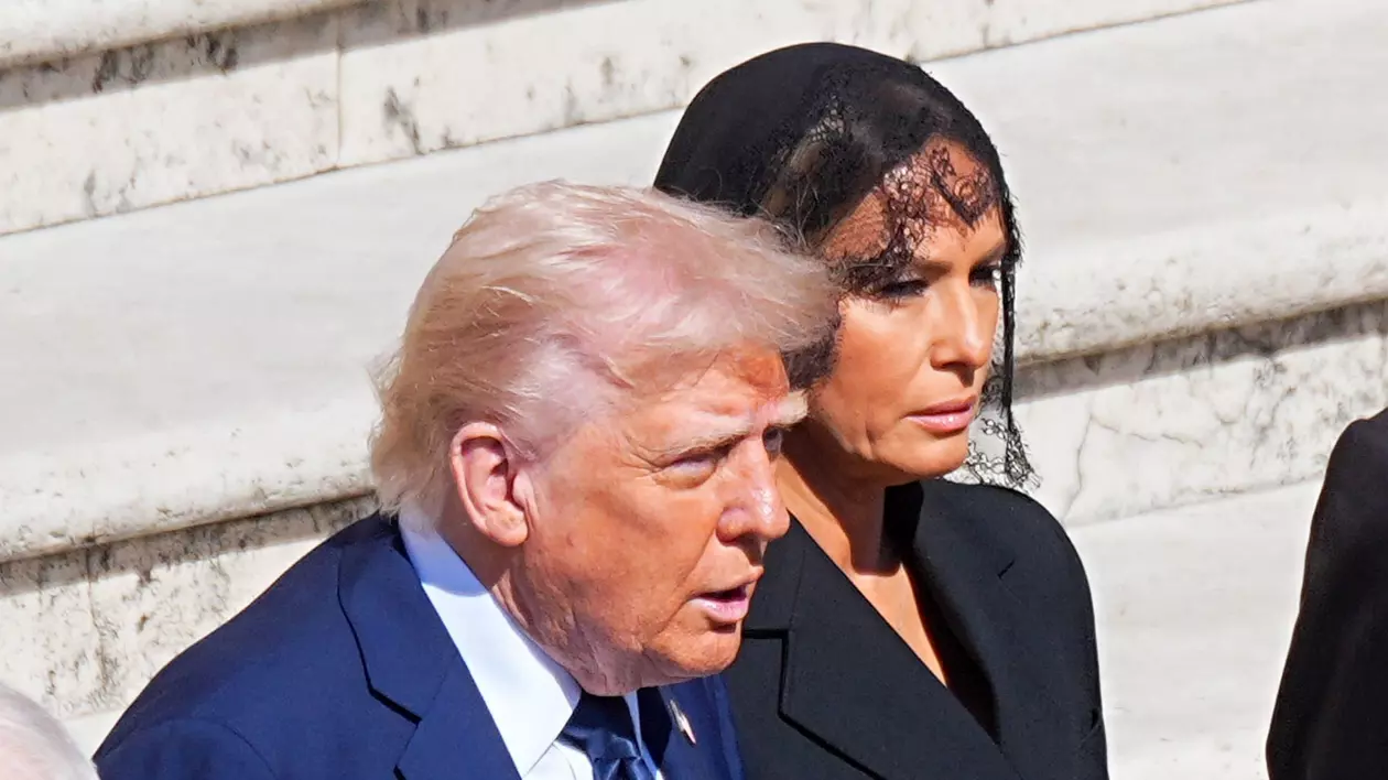 Donald Trump (stânga, îmbrăcat în costum albastru și cu cămașă albă), alături de soția sa, Melania (îmbrăcată în negru), la funeraliile Papei Francisc Foto: Hepta