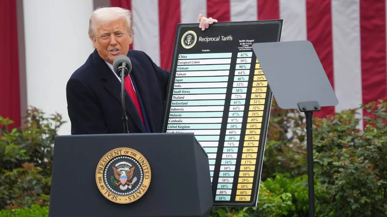 presedintele statelor unite ale americii, donald trump, in timpul unei conferinte, tine in mana o pancarta pe care sunt prezentate tarifele reciproce pentru celelalte state