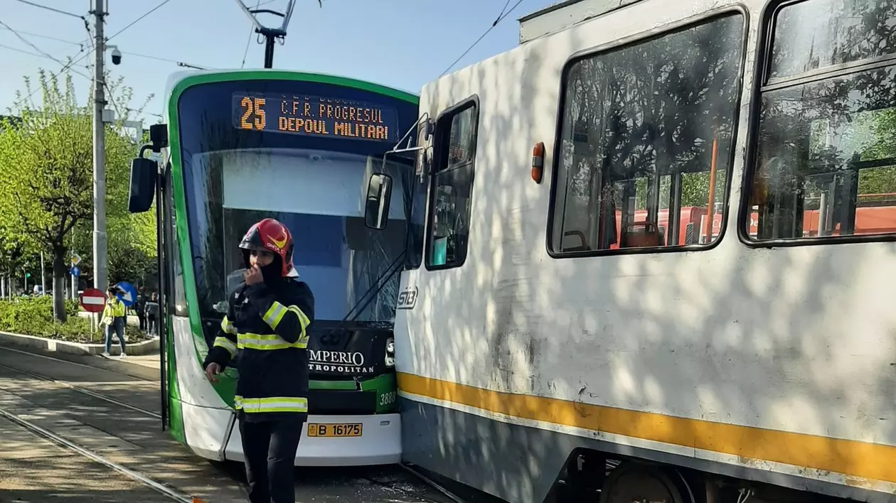 două tramvaie au ajuns pe aceeași linie și s-aau ciocnit frontal