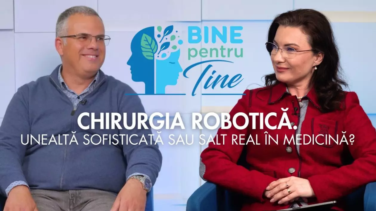 Dr. Teodor Buliga, în stânga, îmbrăcat în albastru, pe scaun, și Florentina Mușat, gazda emisiunii Bine pentru Tine, în dreapta, îmbrăcată în roșu, în timp ce stă pe scaun