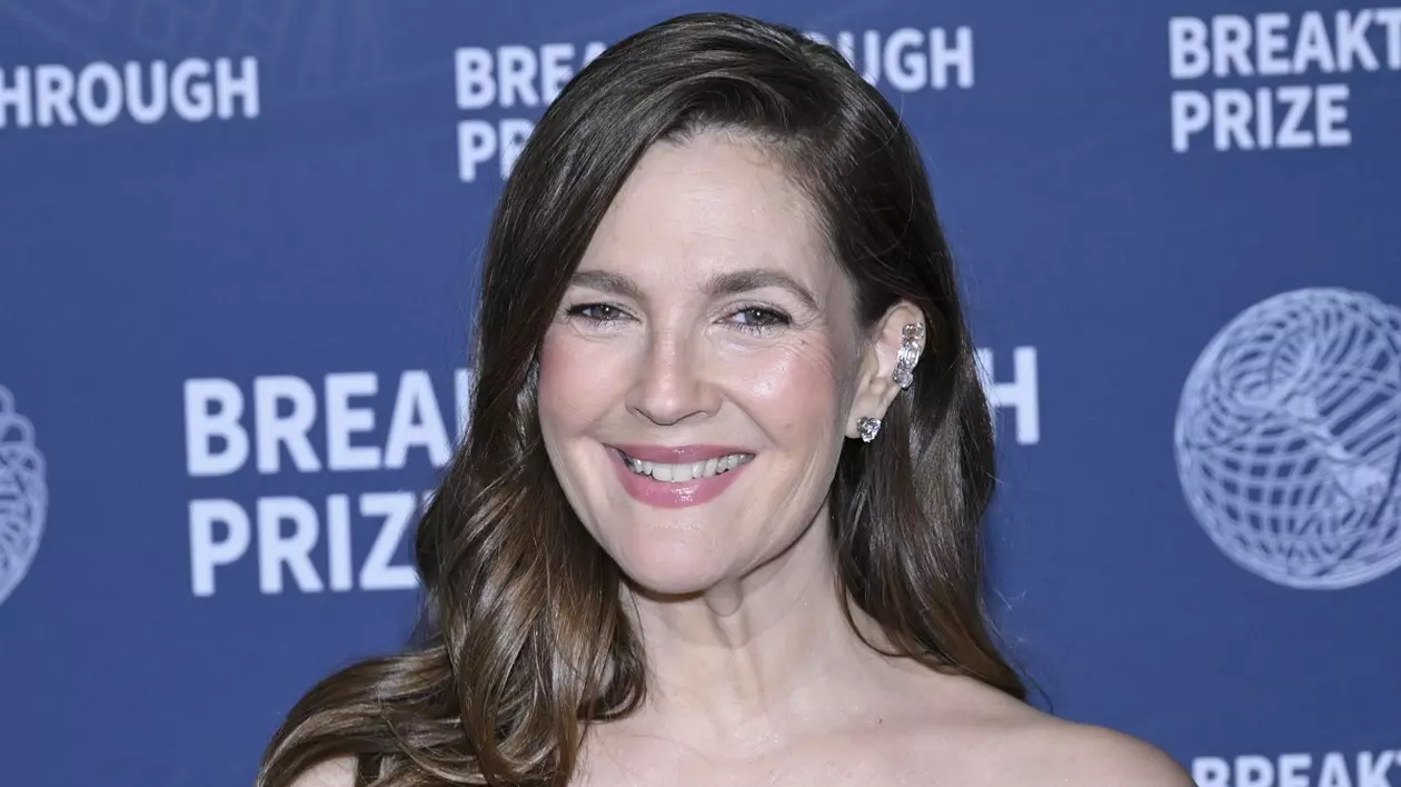 Drew Barrymore cu zâmbetul pe buze la un eveniment