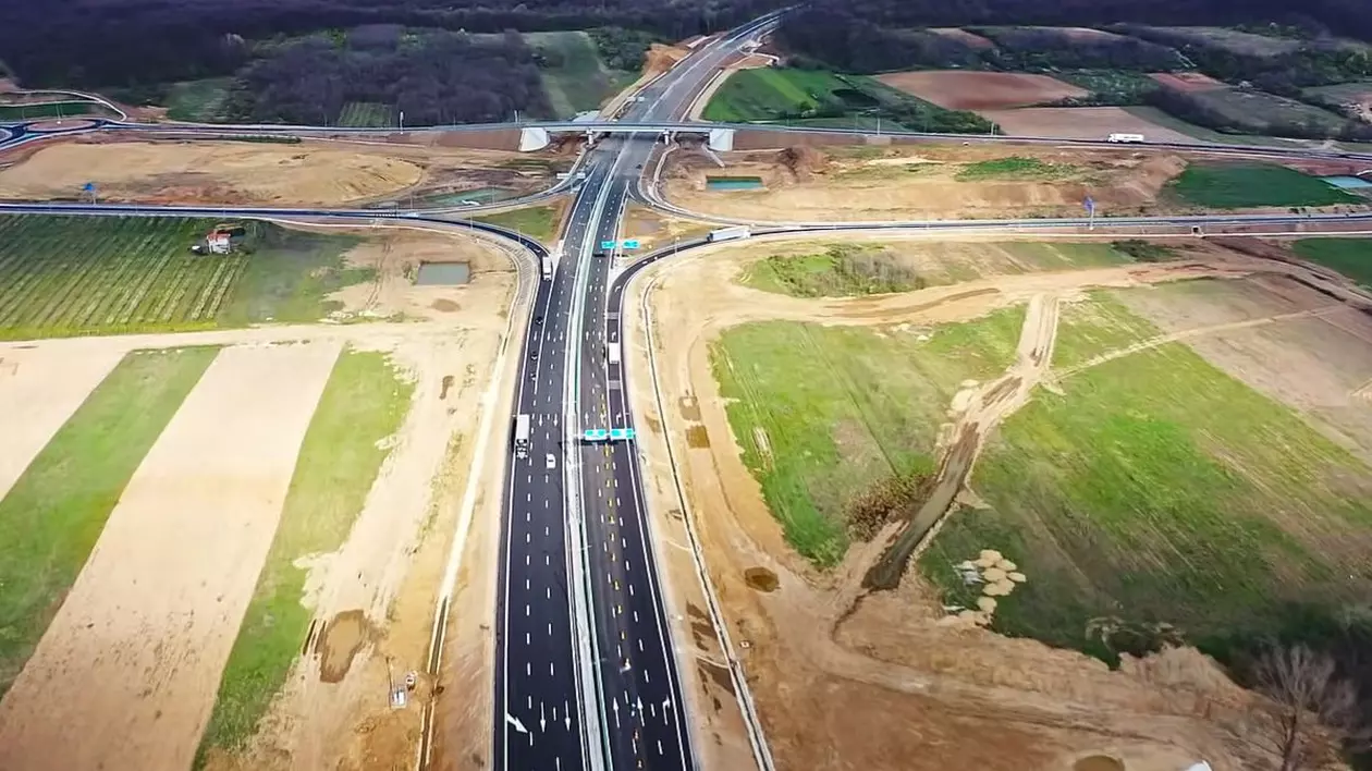 Imagine aeriană drum expres, autostradă, câmpuri verzi pe lângă