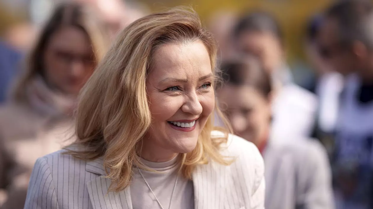 Elena Lasconi surprinsă în timp ce zâmbește în cadrul unui eveniment de campanie desfășurat în Parcul Tineretului din București