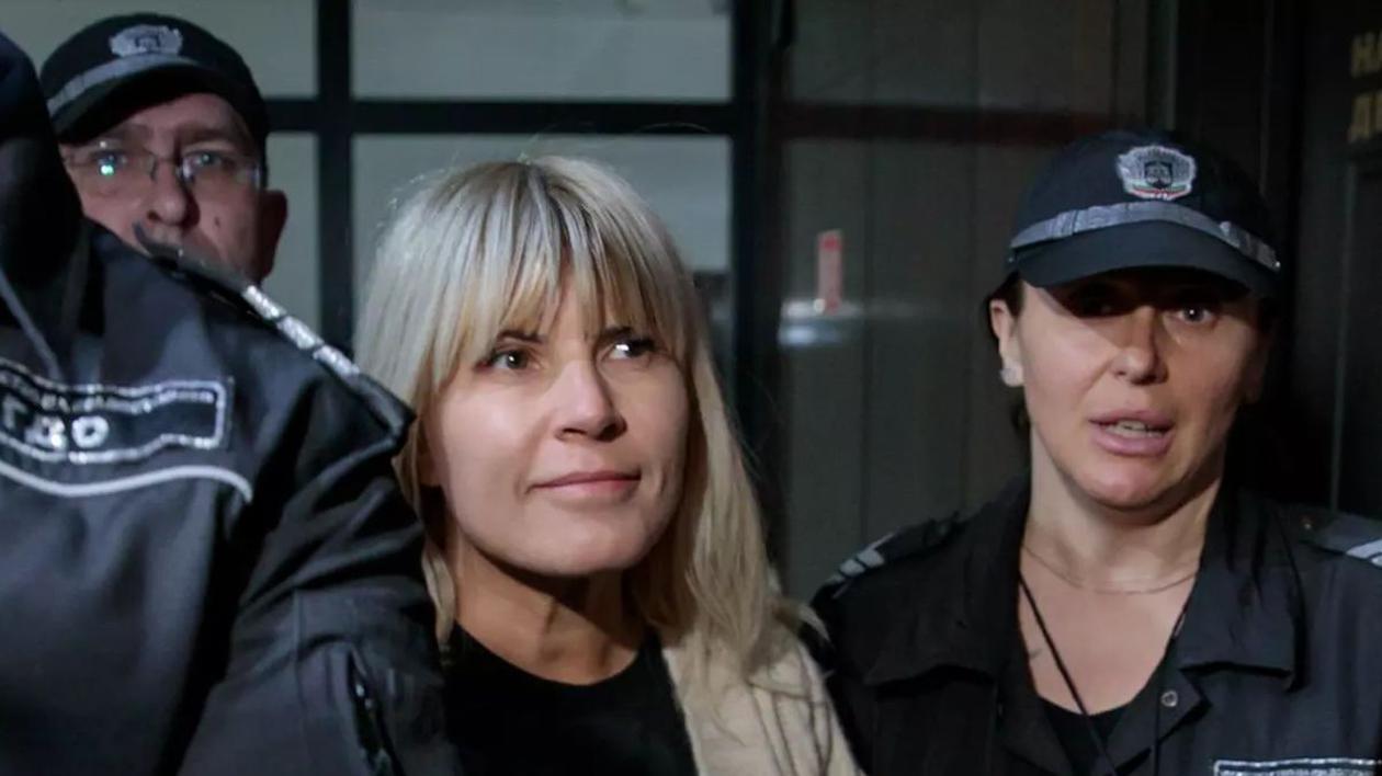Elena Udrea însoțită de oamenii legii în instanță
