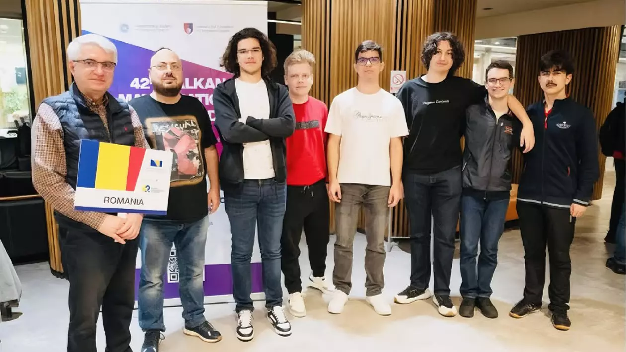 Un grup de opt persoane, în stânga doi adulți, în dreapta șase adolescenși elevi