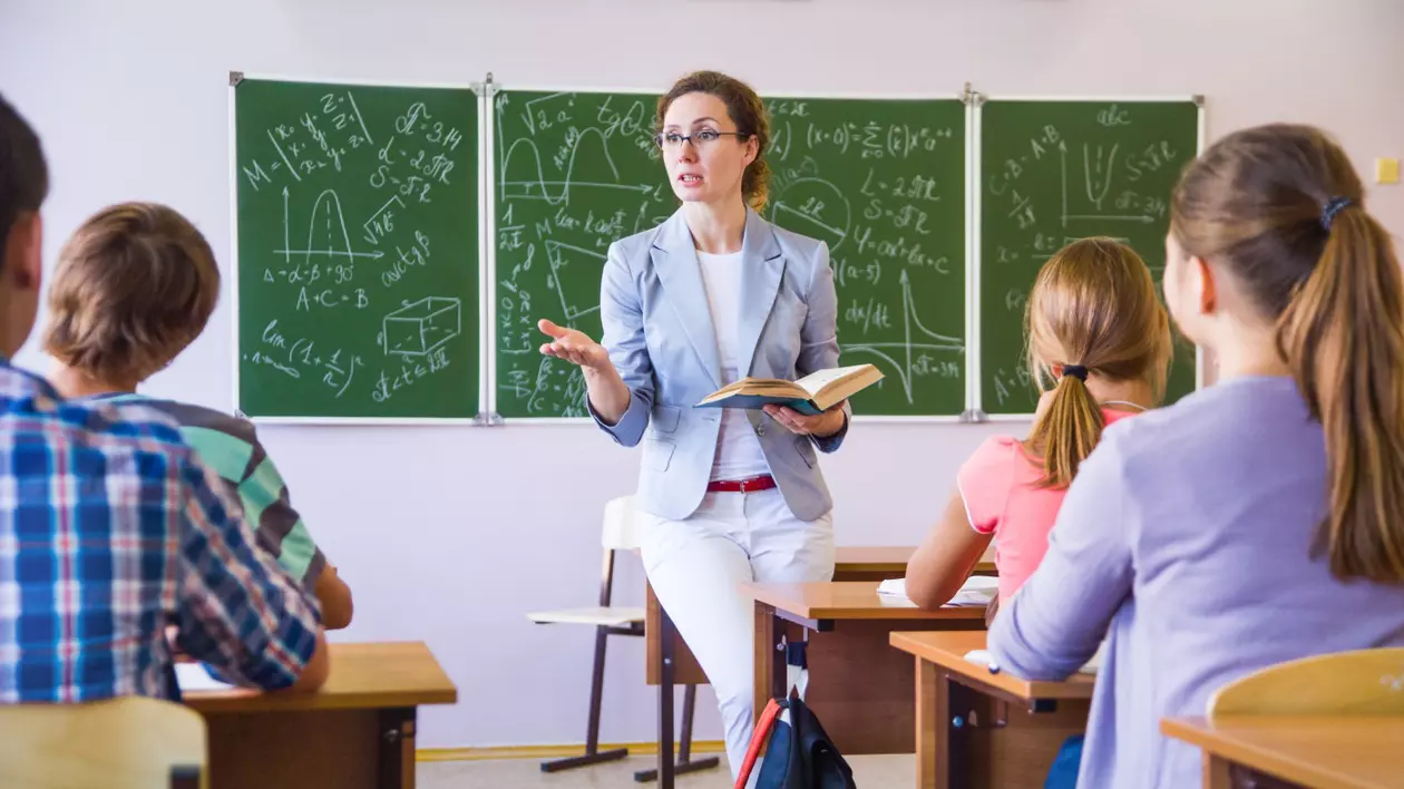 O elevă de 16 ani reținută după ce a agresat o profesoară în Beclean