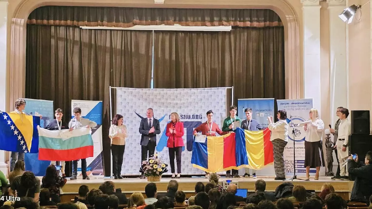 Mai mulți elevi și profesori pe o scenă, în Bulgaria, țin în mână steagurile României și Bulgariei