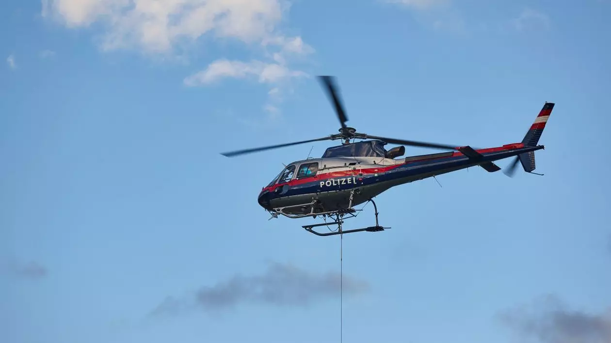 O simulare a unui antrenament al echipei de salvare cu elicopterul poliției, în Austria