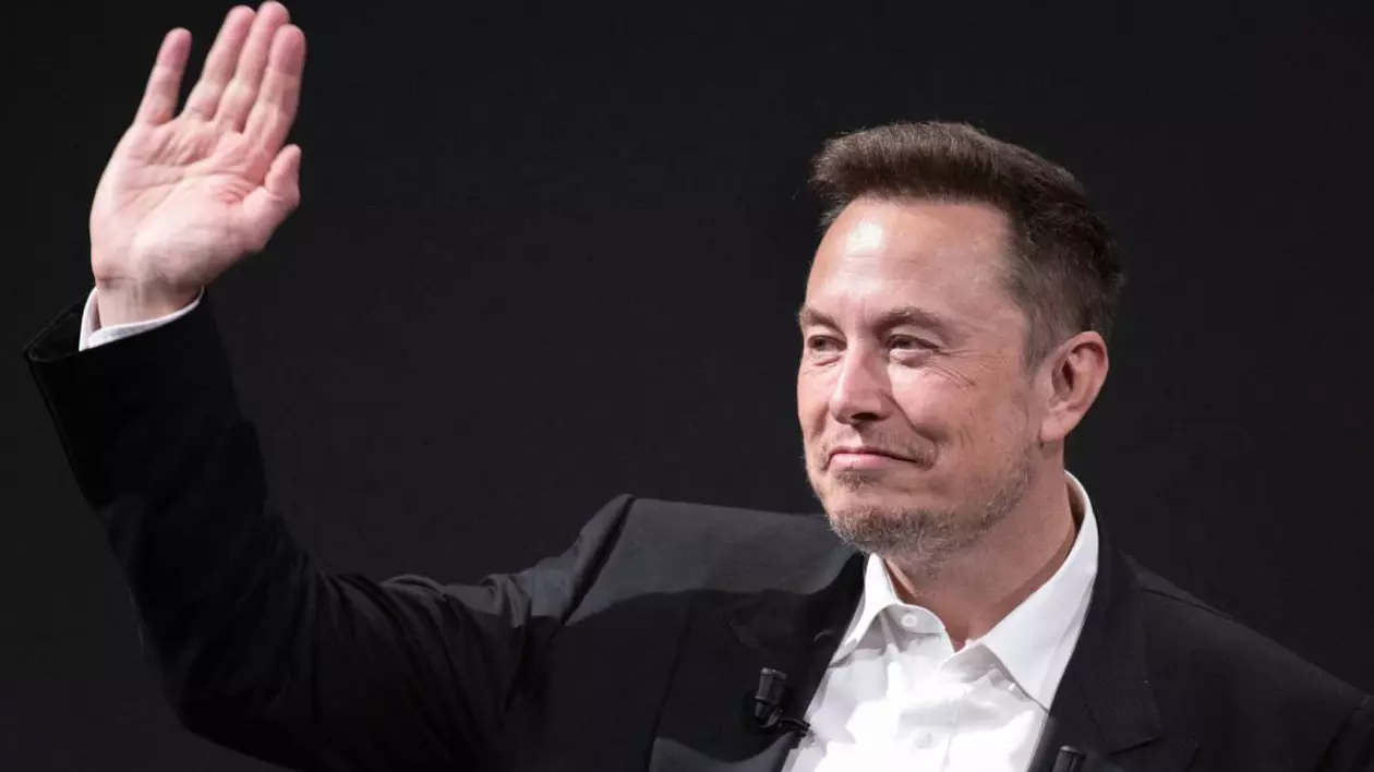 elon musk imbracat cu un costum negru si camasa alba, in timpul unei conferinte, in timp ce saluta publicul