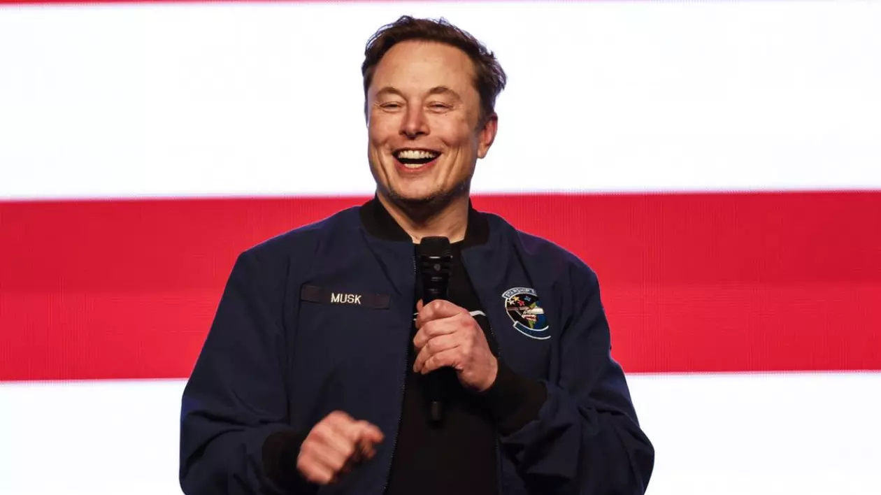 Elon Musk râde pe scenă, duminică, 30 martie 2025, în Green Bay, Wisconsin