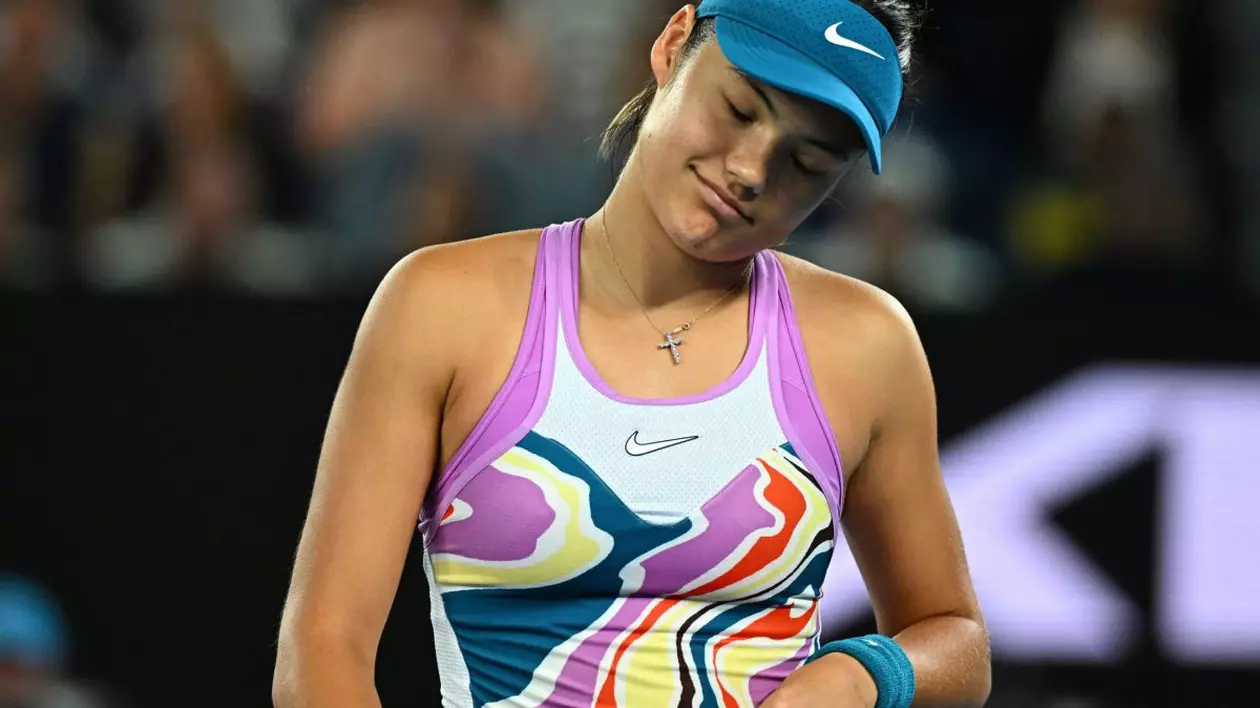 Emma Răducanu în timpul unui meci de tenis din 2023, nemulțumită.