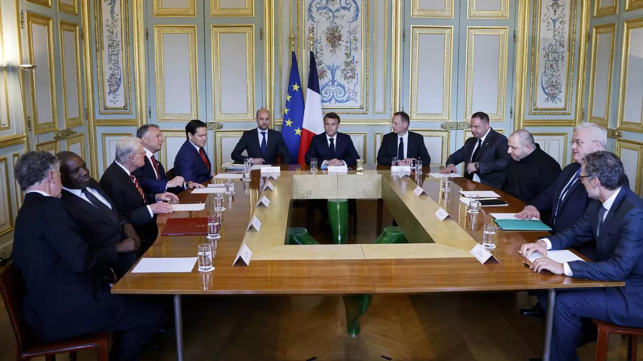 Emmanuel Macron (în centru) prezidează o reuniune pe tema Ucrainei la care participă și secretarul de stat Marco Rubio, primul din plan îndepărtat, la masa din stânga Foto: Profimedia